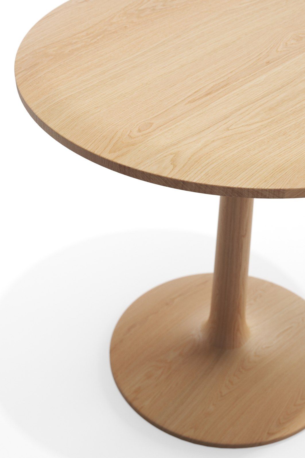 Detailaufnahme des Turntable Couch Beistelltischs von Zeitraum, gefertigt aus hellem, massivem Eichenholz.