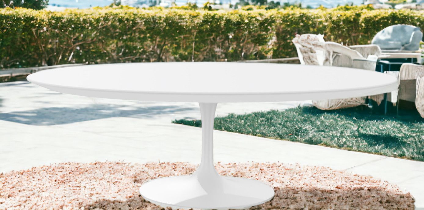 Weißer Saarinen Couchtisch von Knoll International für den Außenbereich, runde Tischplatte mit zentralem Fuß.