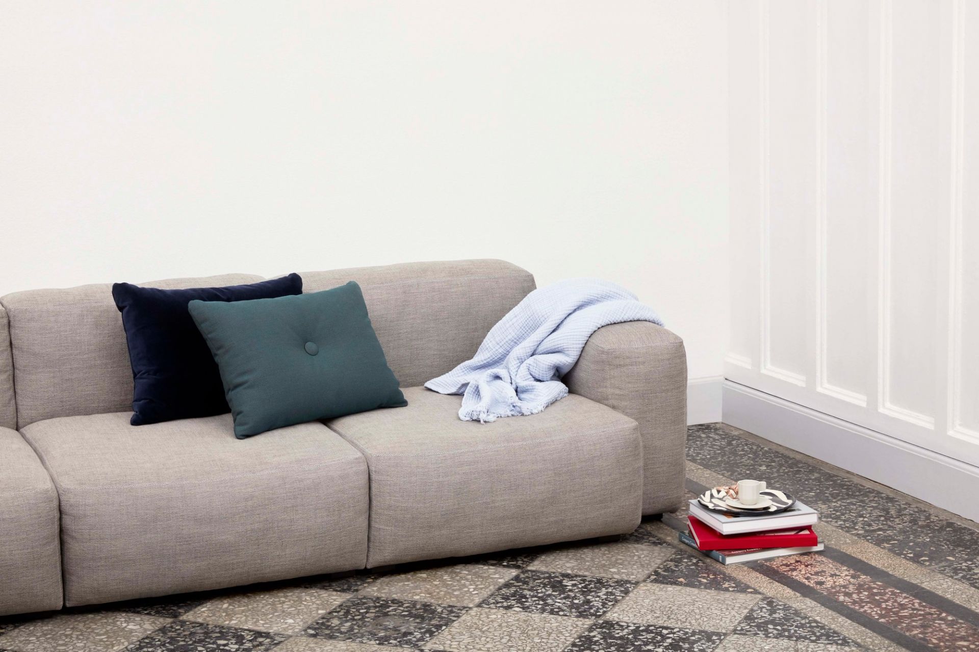 Helles Mags Soft Sofa von Hay mit Kissen und Decke, modernes Wohnzimmer-Design.