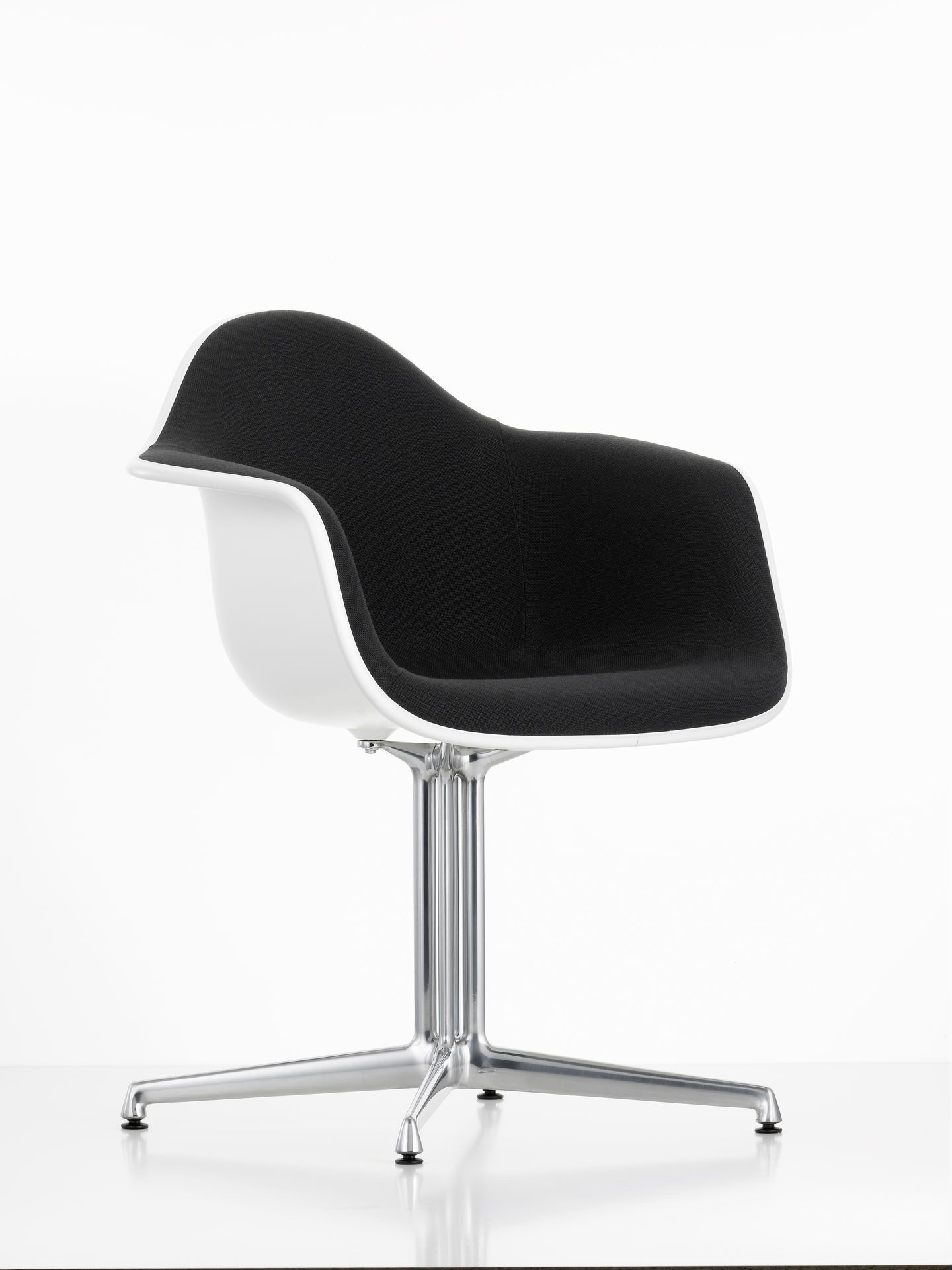 Vitra Eames Plastic Arm Chair DAL, vollgepolstert, mit weißer Sitzschale und verchromtem Untergestell.