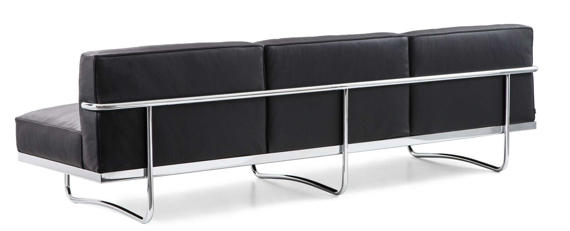 Rückansicht des schwarzen 5 Canapé Appartement le Corbusier Sofas Cassina mit verchromtem Stahlrohrgestell.