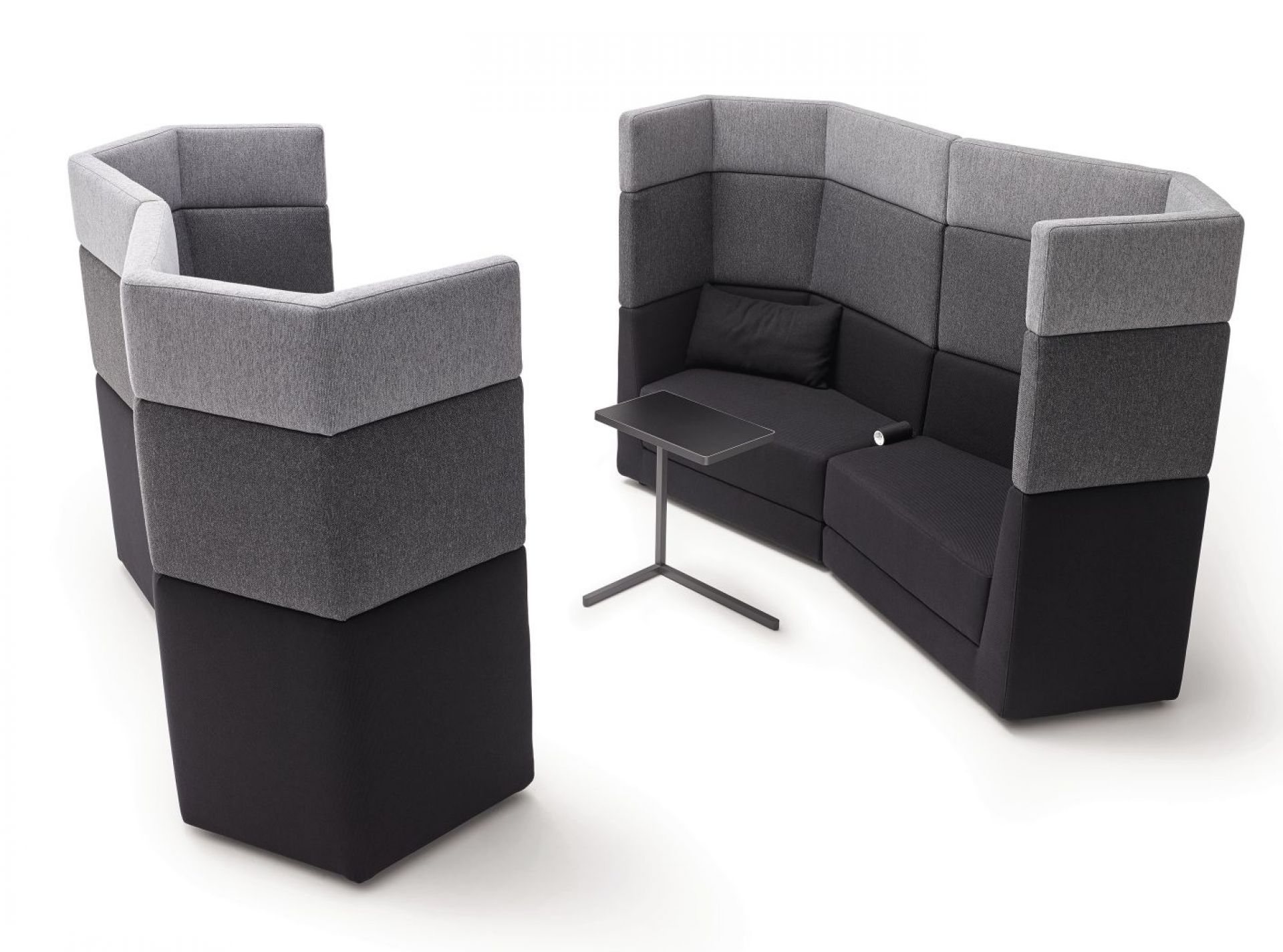Scope Sofa Sitzelement hoch von Cor in Grau- und Schwarztönen mit kleinem Tisch.