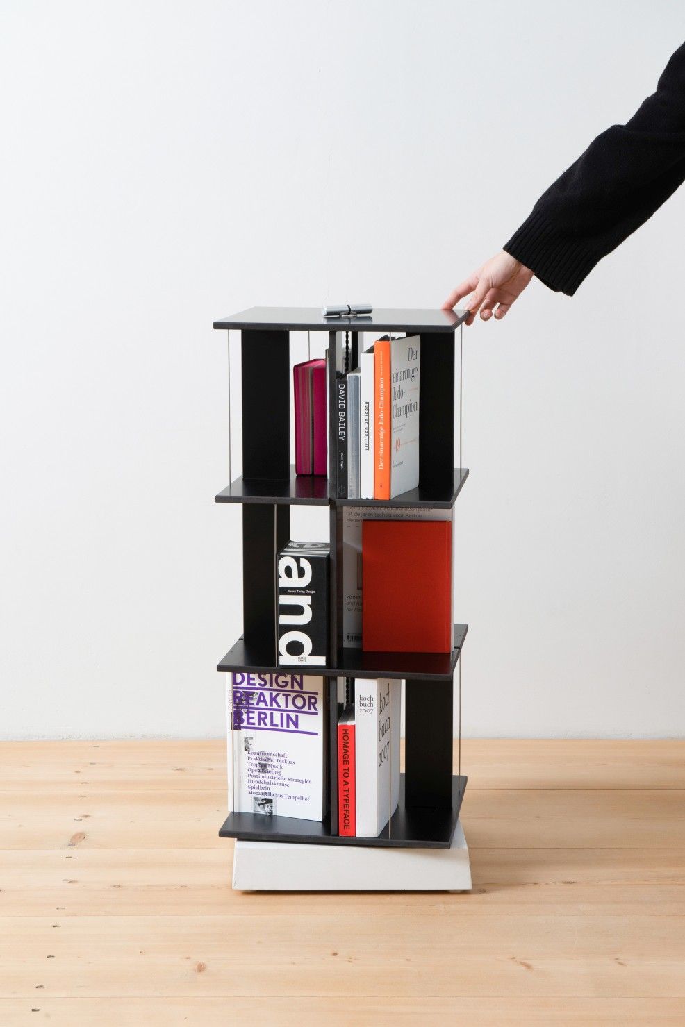 Boekentoren met letters, dvd-rek van Nils Holger Moormann