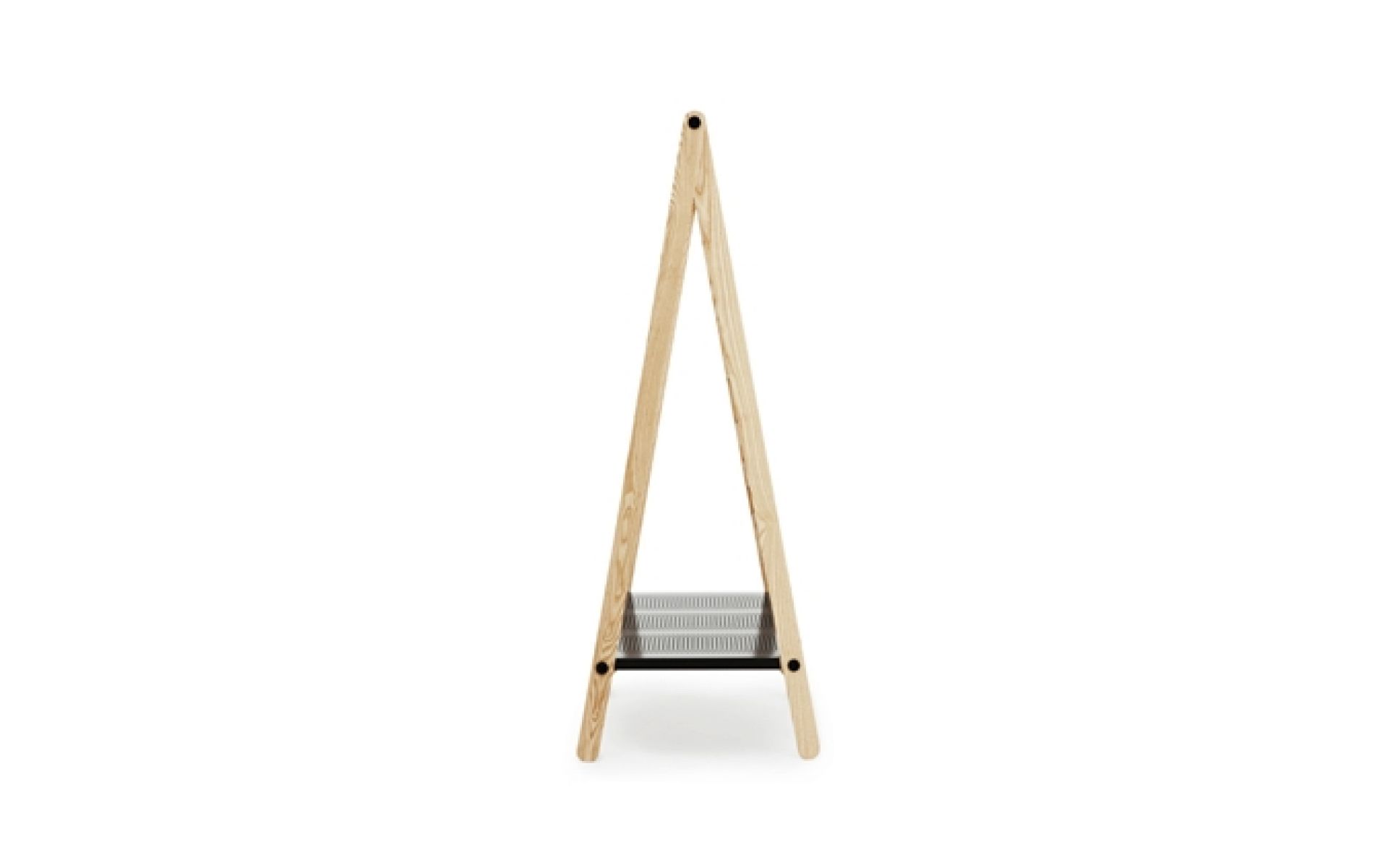Toj Kleiderständer von Normann Copenhagen aus hellem Holz mit Ablage für Schuhe oder Taschen.