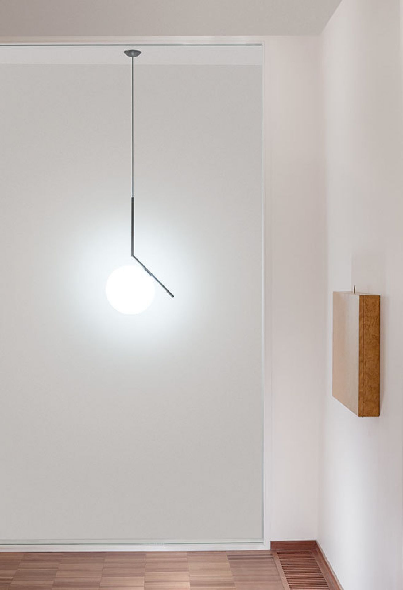 IC Lights S1 Pendelleuchte von Flos: Hängelampe mit Kugel aus Opalglas und schwarzem Gestell.