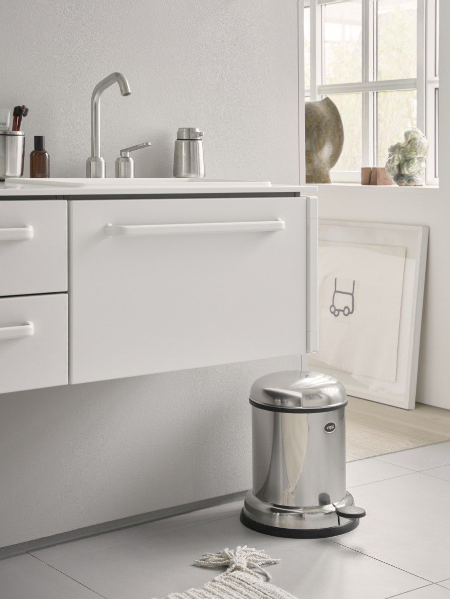 Edelstahl Treteimer von Vipp, 4 Liter, im modernen Badezimmer mit weißen Möbeln.