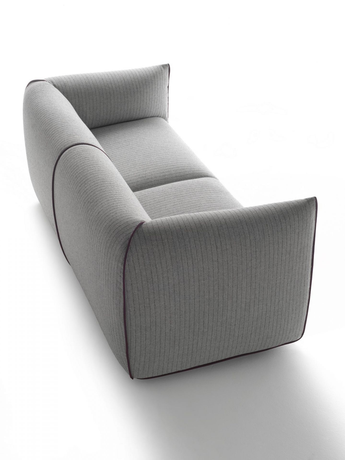 Graues Mia Sofa 2-Sitzer mit Stoffbezug und abgerundeten Armlehnen, modernes Design für Wohnzimmer.