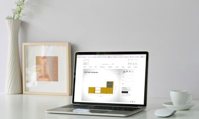 Laptop zeigt USM Haller Konfigurator für Möbeldesign, ermöglicht individuelle Planung von Regalen und Sideboards.