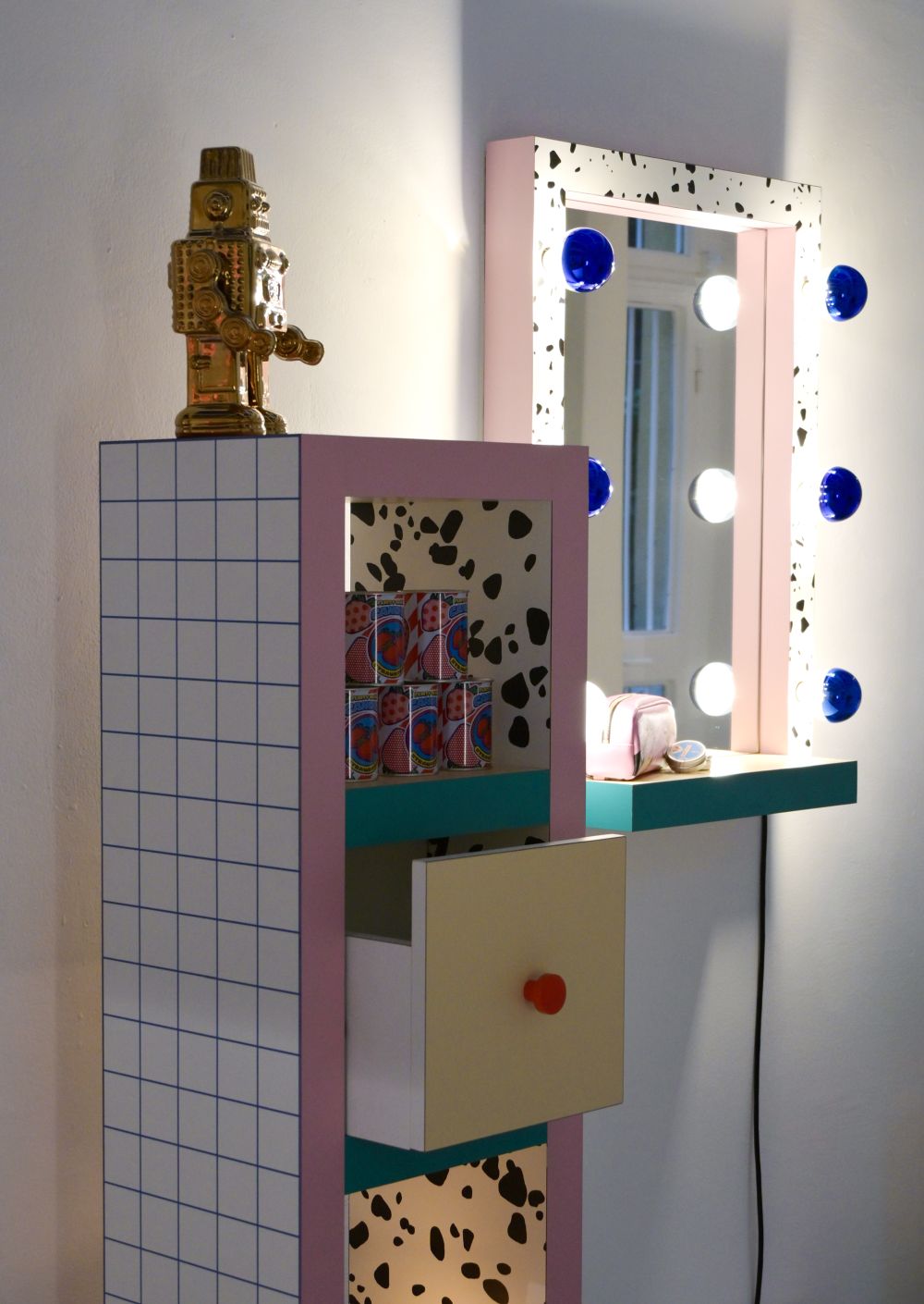 Seletti Supermirror Spiegel auf Kommode mit Schublade, Regalen und goldenem Roboter, Pop-Art Design.