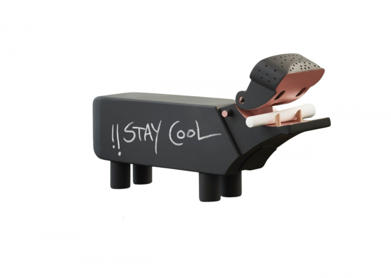 Schwarze Kay Bojesen Holzfigur Flusspferd mit "Stay Cool" Schriftzug, ein dekoratives Designobjekt für Kinderzimmer.