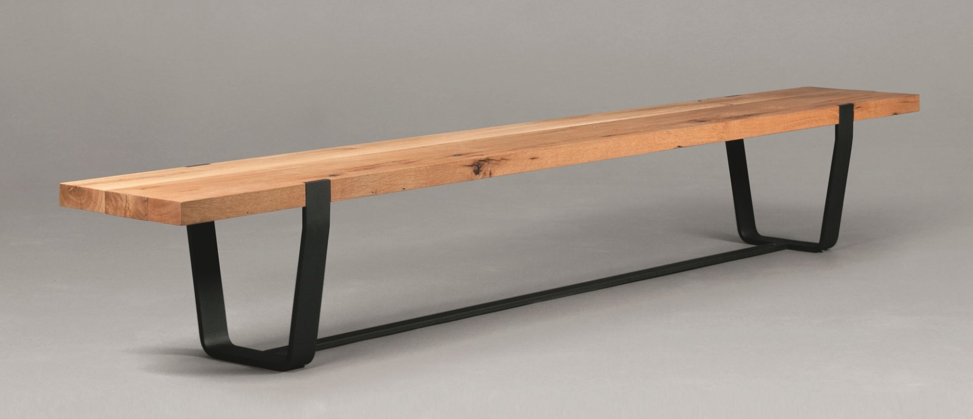 BB 11 Clamp Tisch von Janua: Bank aus gekalktem Eichenholz mit schwarzem Metallgestell.