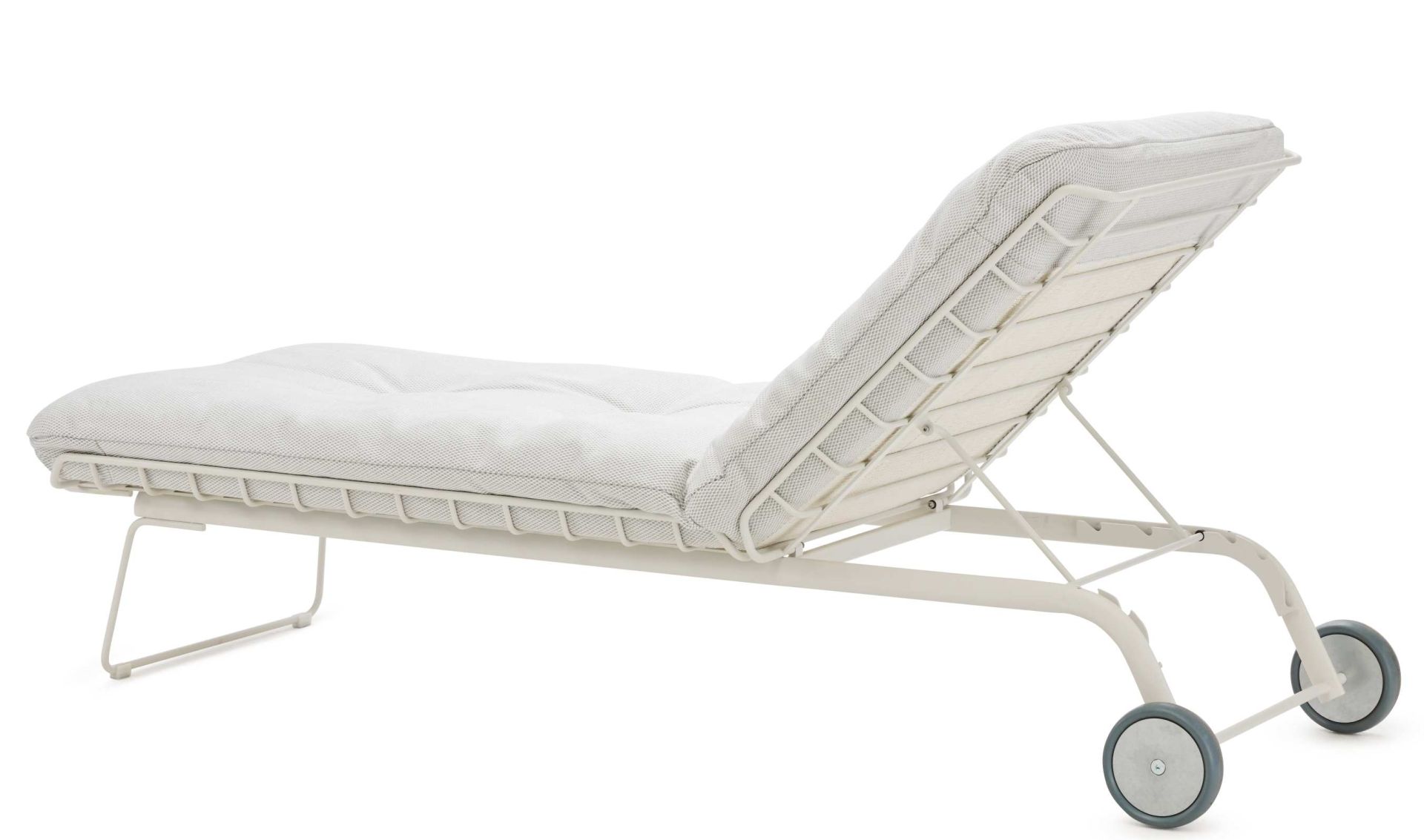 Leyasol Sonnenliege von Freifrau Manufaktur, weiße Outdoor Liege mit Rädern und gepolsterter Auflage für Garten und Terrasse.