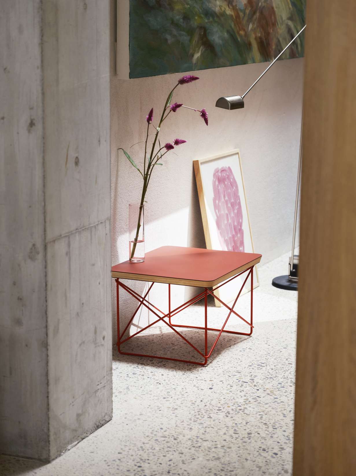 Vitra LTR Occasional Table Beistelltisch in Ziegelrot mit Linoleum-Tischplatte und filigranem, rotem Stahlgestell.