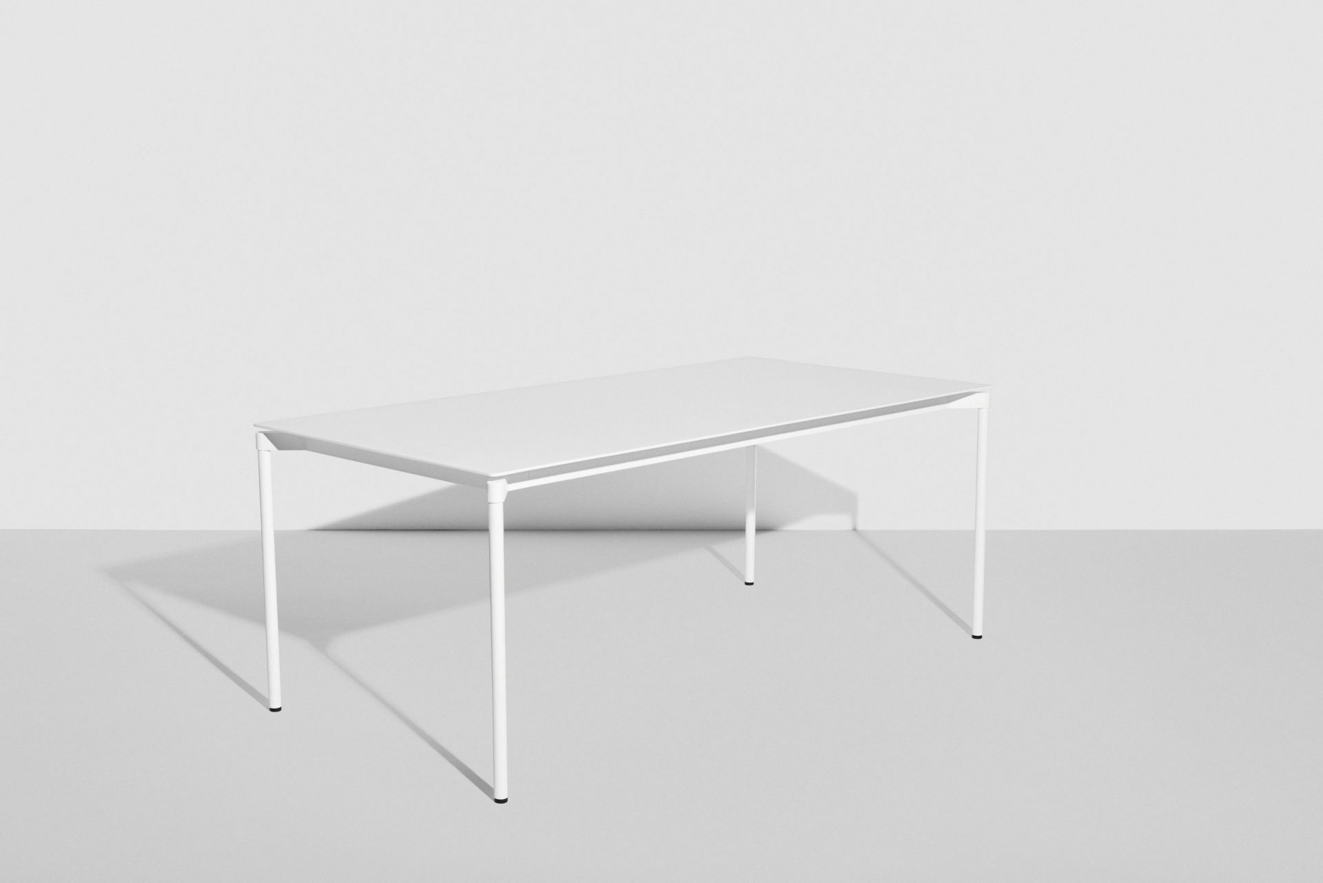 Weißer Fromme Esstisch von Petite Friture: Rechteckiger Tisch mit minimalistischem Design und filigranen Beinen.