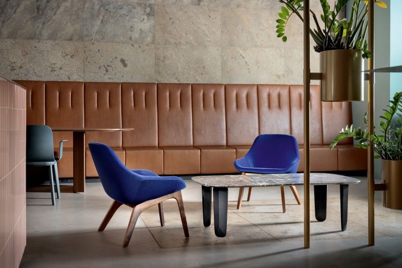 Kuyu Marble Couchtisch, rechteckig, aus Marmor, mit blauen Sesseln und brauner Sitzbank im modernen Raum.