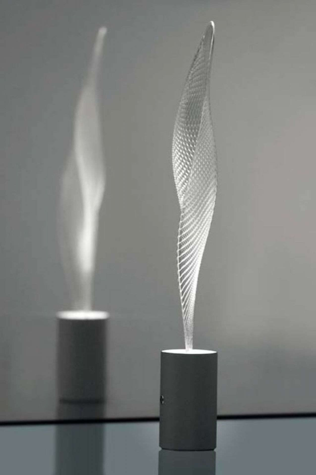 Cosmic Leaf Stehleuchte von Artemide: Moderne Designlampe mit spiralförmigem Lampenschirm und indirektem Licht.