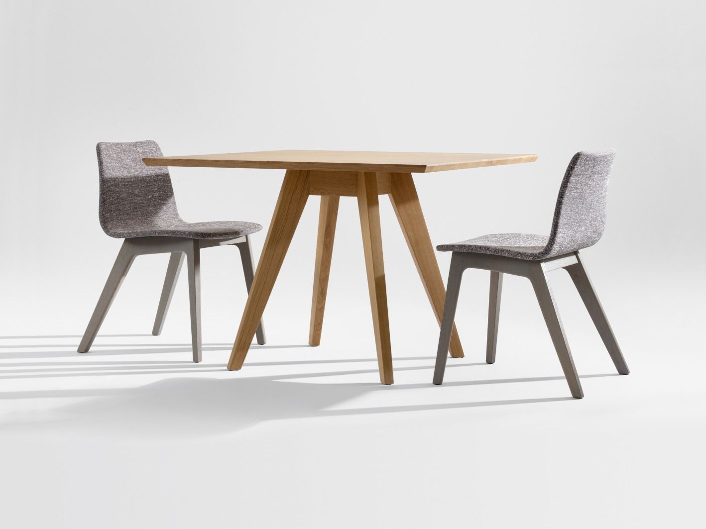 Morph Plus Stuhl, vollgepolstert, mit Holztisch. Modernes Design für Esszimmer und Wohnbereich.