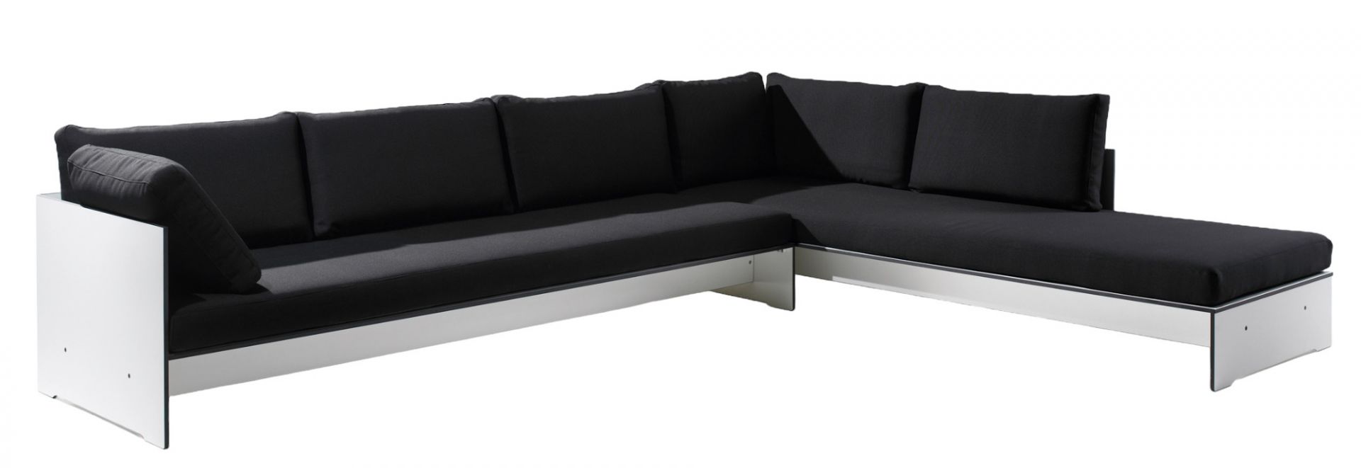 Riva Lounge Sofa von Conmoto mit schwarzem Bezug und weißem Rahmen, modernes Design.
