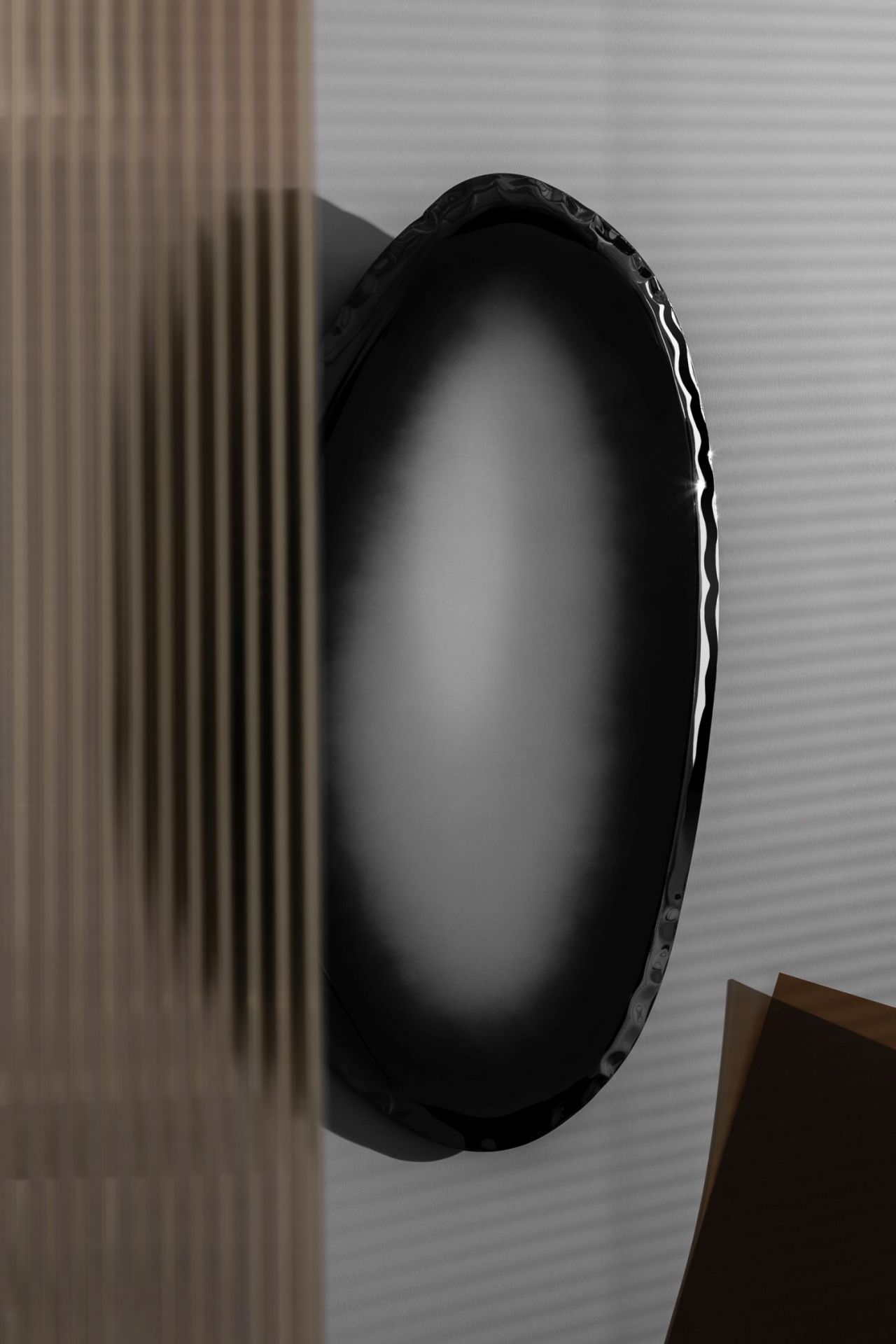 Tafla Spiegel von Zieta im Farbton Dark Matter, modernes Designobjekt für die Wanddekoration.