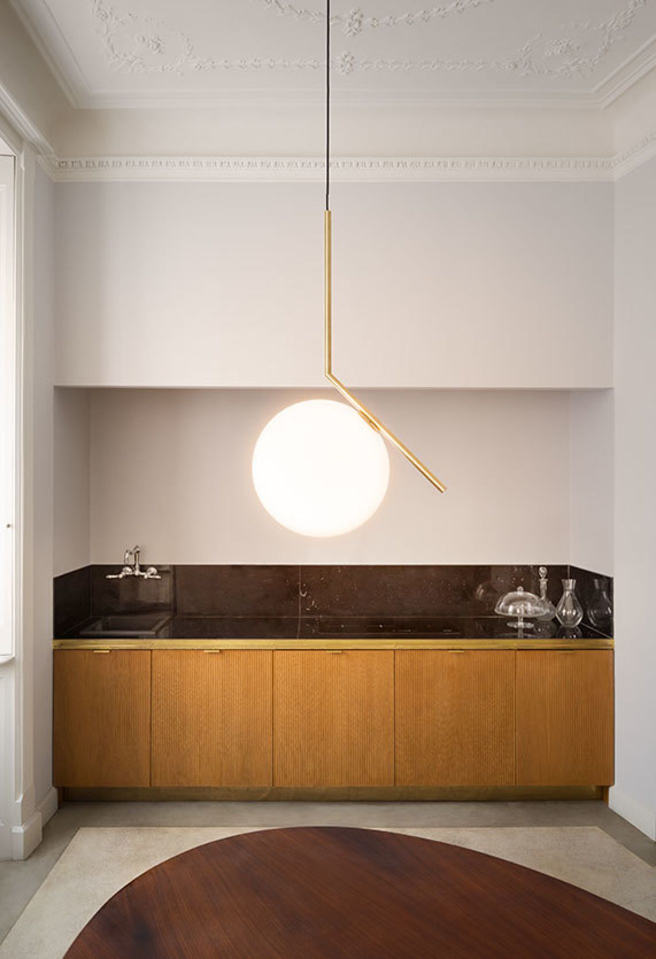 IC Lights Pendelleuchte: Moderne Hängelampe mit Kugel und goldenem Gestell für stilvolle Beleuchtung.