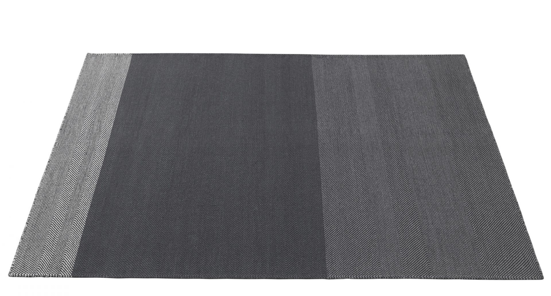 Muuto Varjo Rug Teppich, grauer Wollteppich mit Fischgrätenmuster und hellgrauen Akzentstreifen für modernes Wohnambiente.