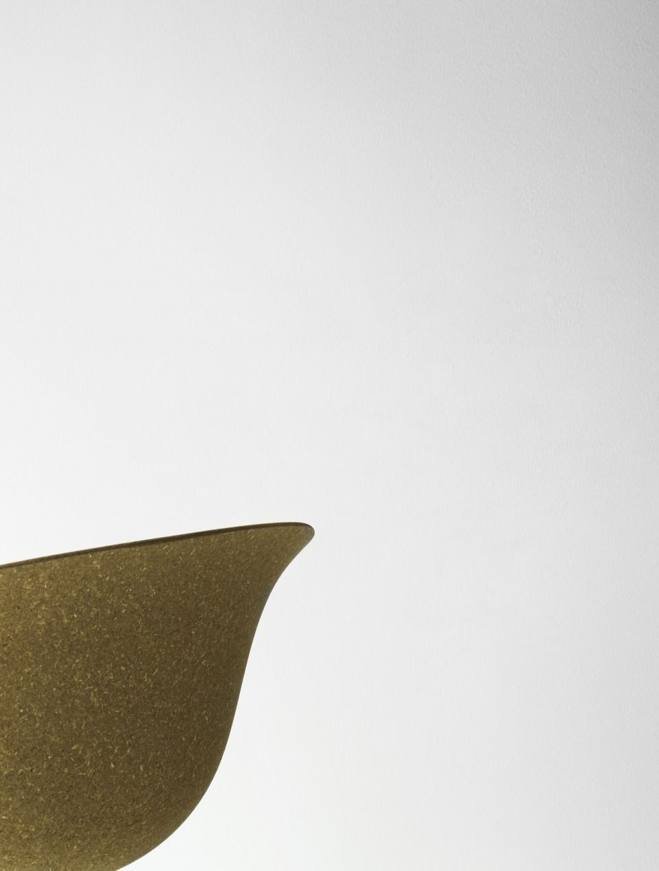 Detailaufnahme der Sitzfläche des Normann Copenhagen Mat Armchair Steel Armlehnenstuhls in Goldbraun.