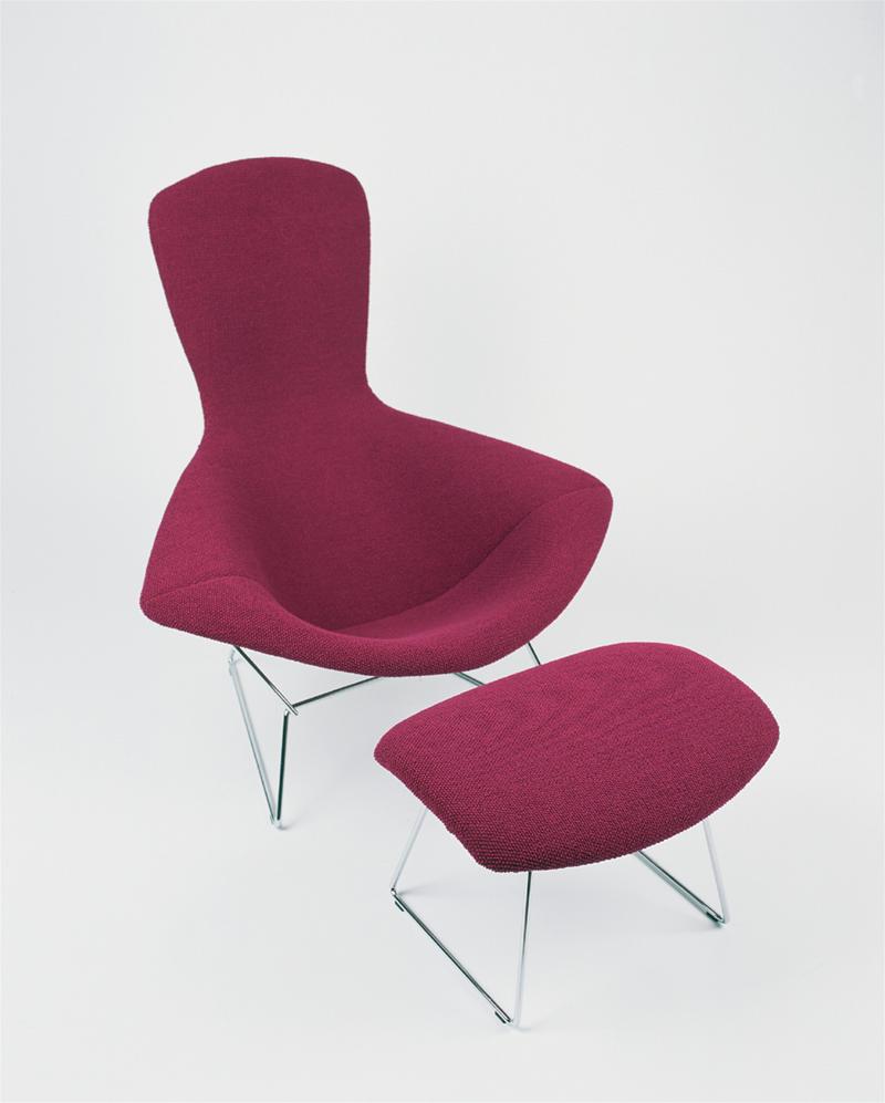 Bertoia Hochlehner Sessel von Knoll International mit Fußhocker, purpurroter Stoffbezug und verchromtes Drahtgestell.