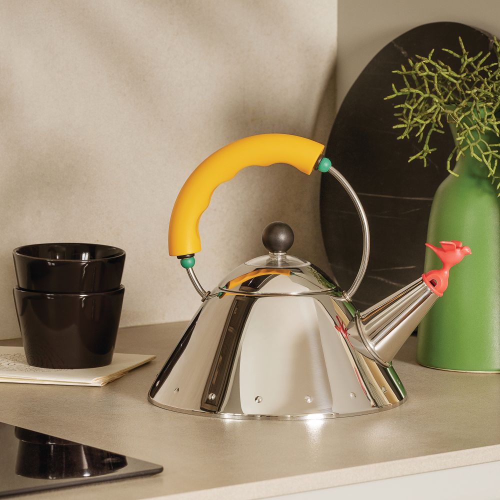 Alessi Wasserkessel 9093/1 Y mit gelbem Griff und Vogelpfeife aus Edelstahl.