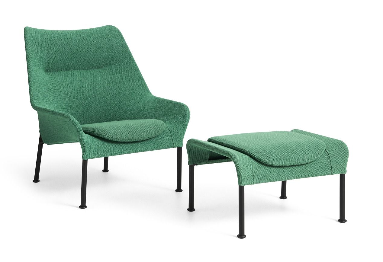 Hay 02 Lounge Chair Sessel in Grün mit passendem Hocker und schwarzen Beinen auf weißem Hintergrund.