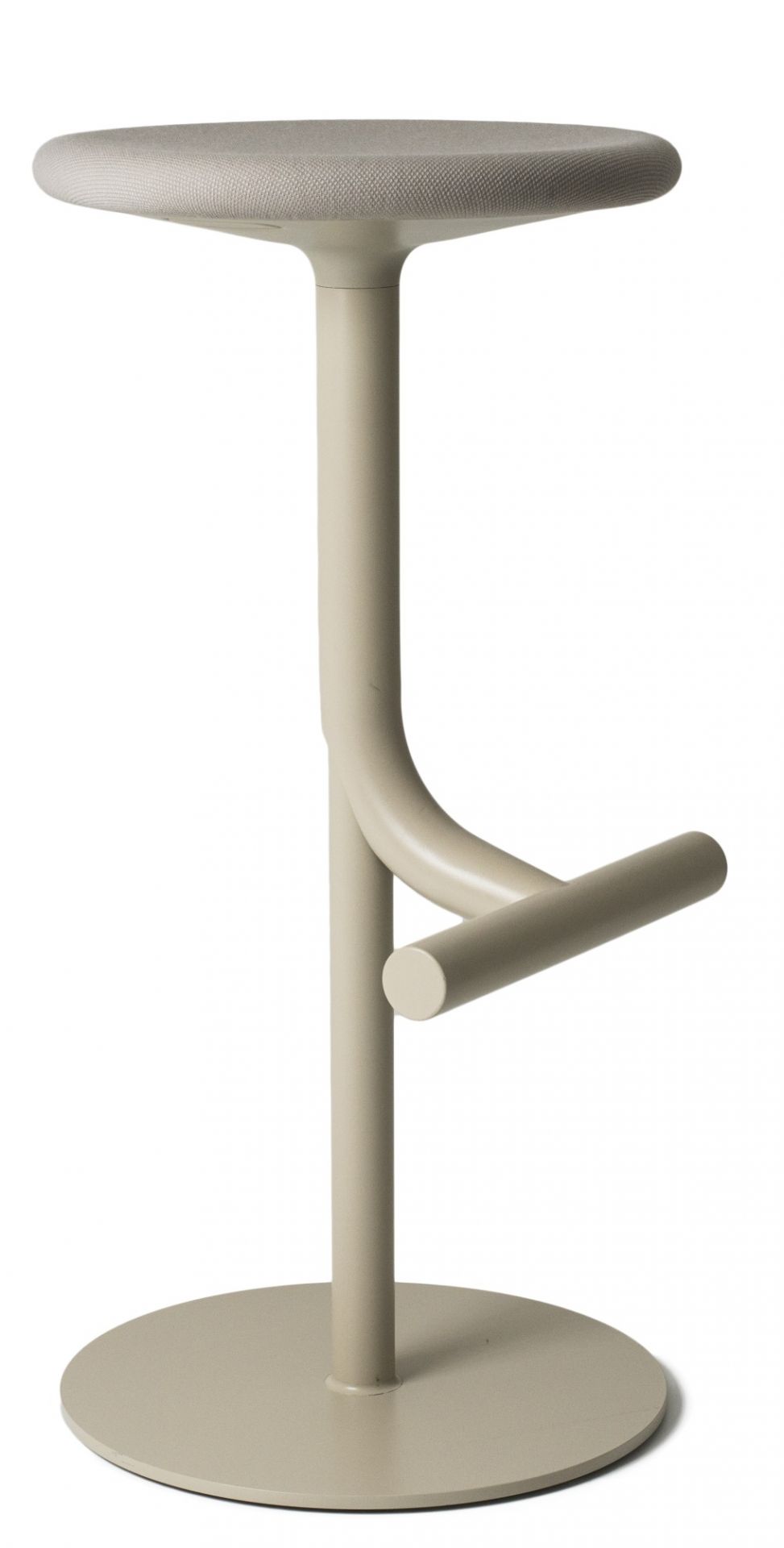 Tibu Stool Hocker von Magis, moderner Barhocker in Beige mit Fußstütze und rundem Sitz.