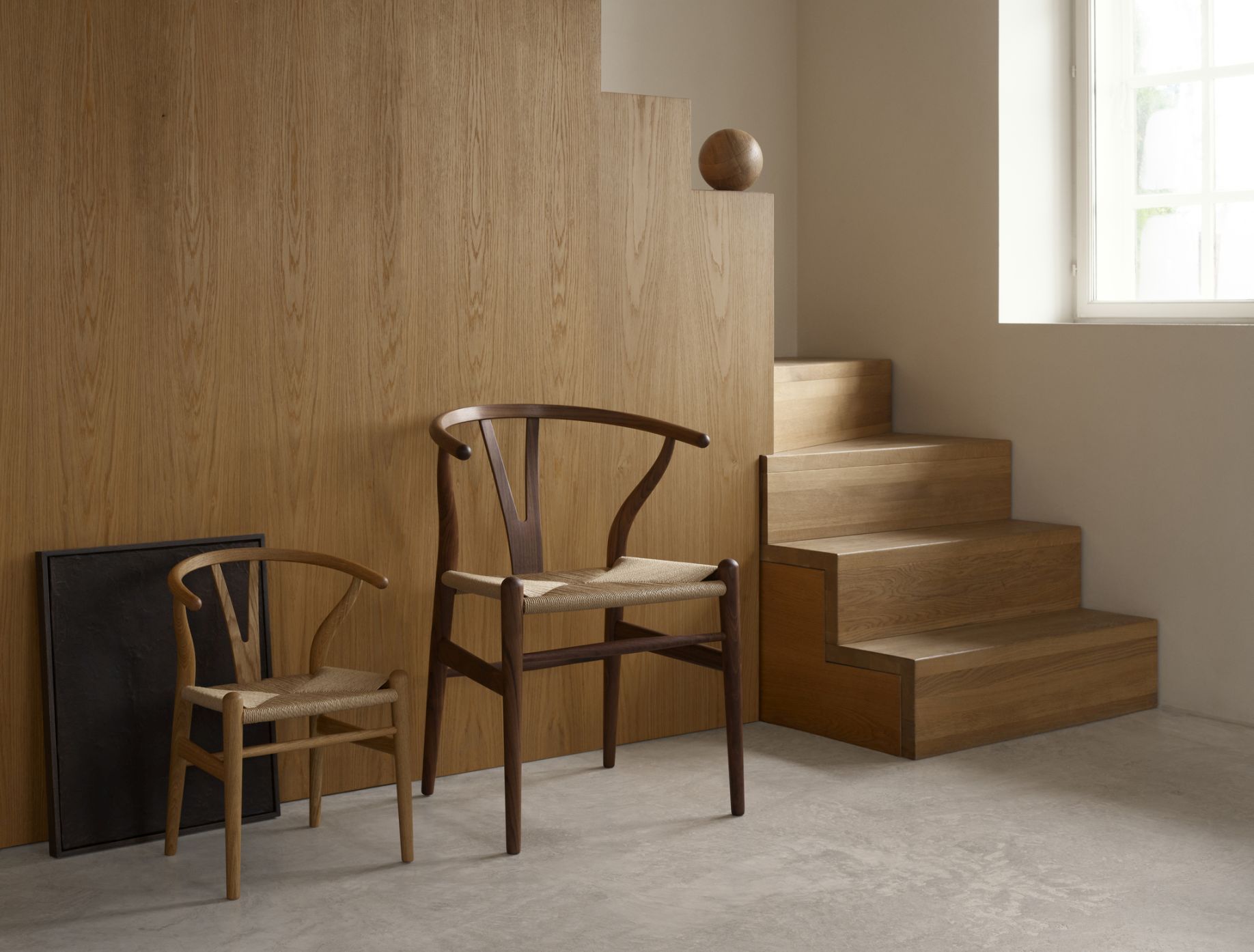 CH24 Wishbone Stuhl und Kinderstuhl von Carl Hansen, Holz und handgeflochtene Sitzfläche.