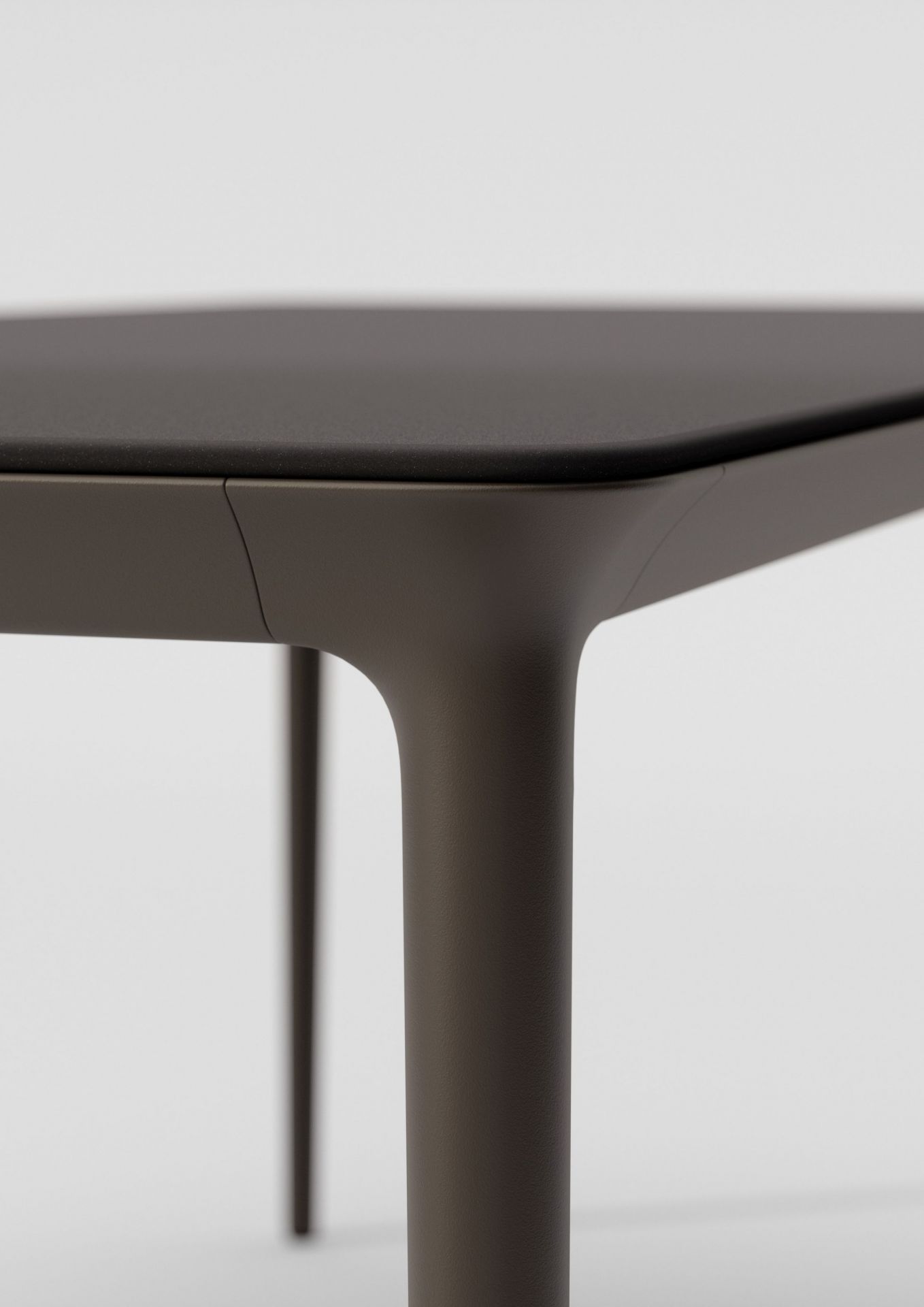 Detailaufnahme Bellmonde Esstisch XL: HPL Tischplatte und Tischbein des Outdoor Esstisches.