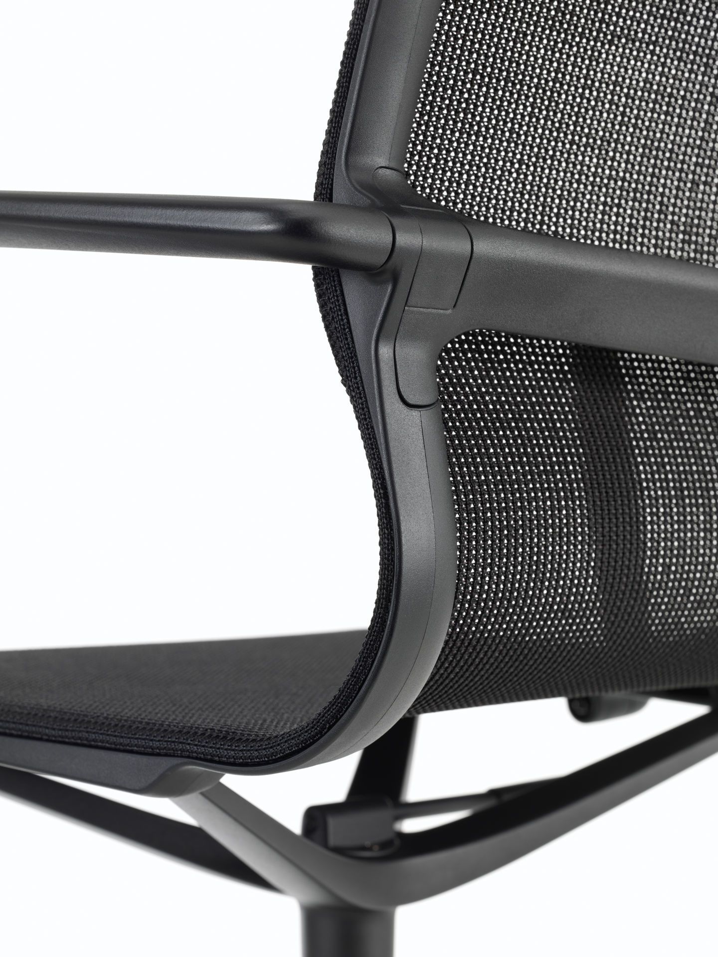 Detailaufnahme des schwarzen Physix Konferenzstuhls von Vitra mit Armlehne und Netzrückenlehne für ergonomisches Sitzen.