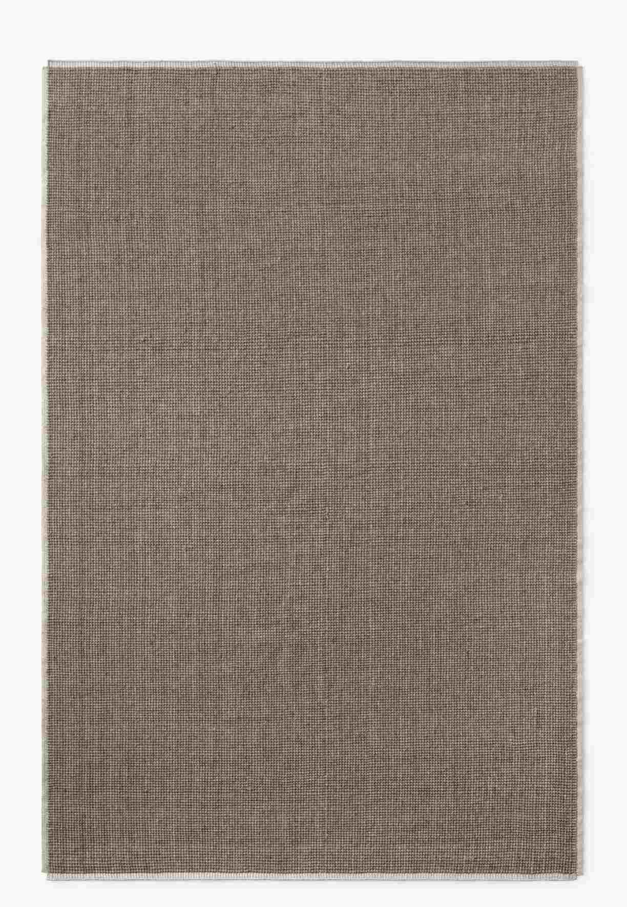 AndTradition Collect Rug SC84/SC85: Detailaufnahme eines braunen, rechteckigen Teppichs mit feiner Textur und Fransen.