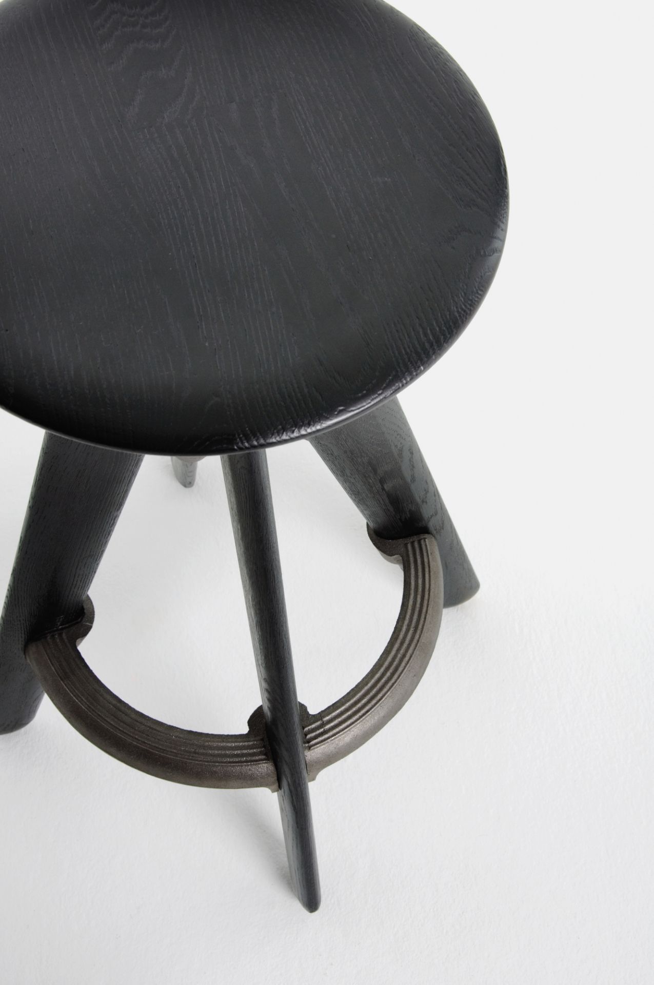 Detailaufnahme: Schwarzer Slab Barhocker von Tom Dixon mit Fußstütze aus Metall.