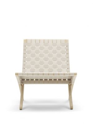 Cuba Chair Sessel mit hellem Holzgestell und Sitzfläche aus gewebten Stoffbändern.