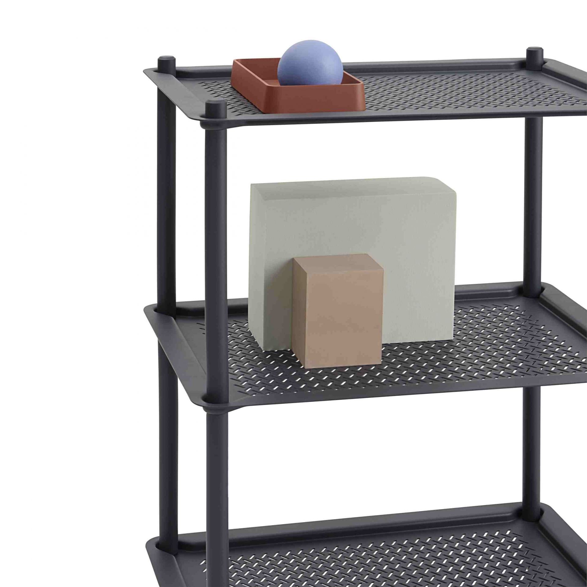 Muuto Flow Trolley Servierwagen mit drei Ablageflächen und dekorativen Objekten. Moderner Rollwagen.