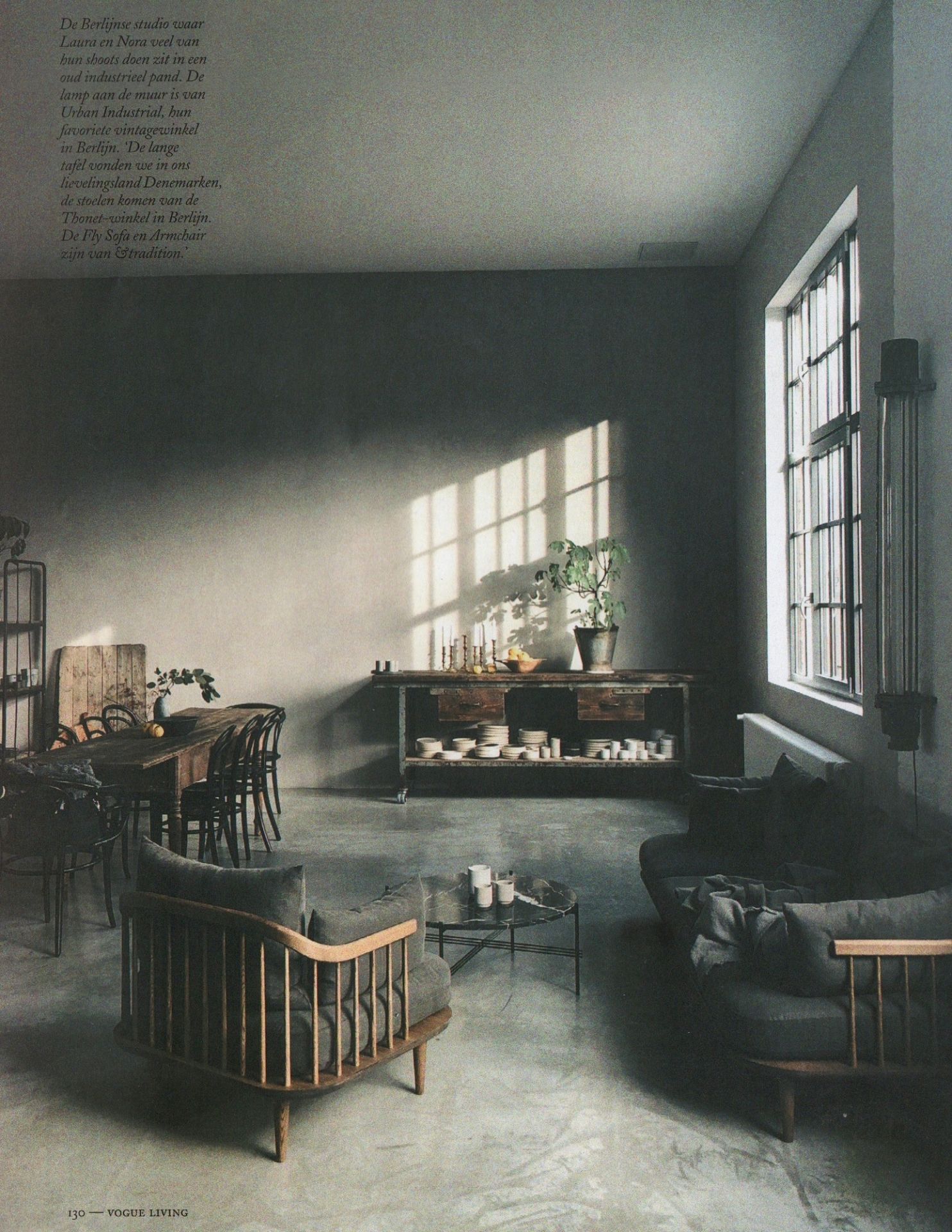 Fly Lounge Sessel SC10 von AndTradition im Interieur eines Lofts mit Tageslicht.