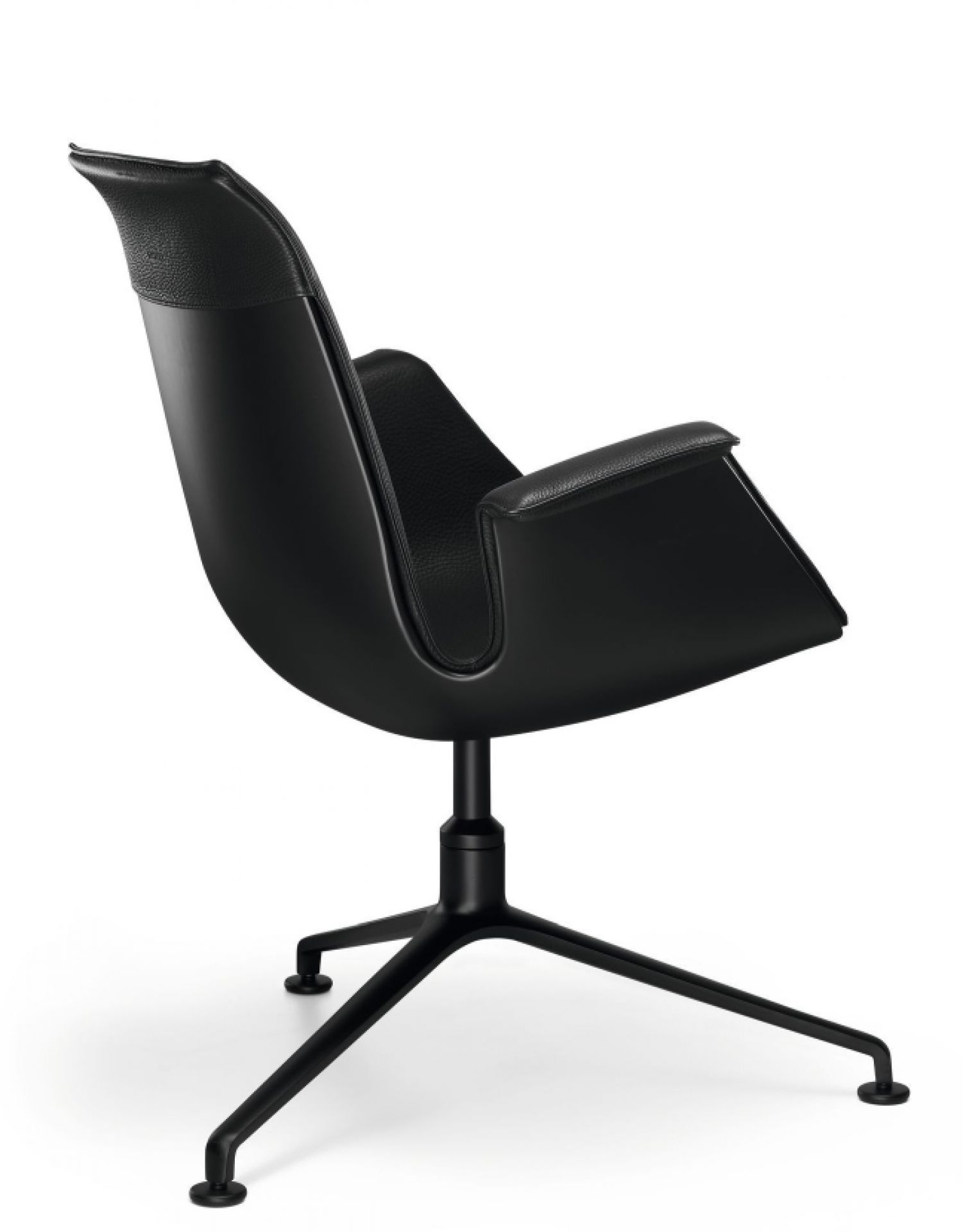 Schwarzer FK 6725 Sessel von Walter Knoll mit Lederbezug und dreibeinigem Fußgestell, Seitenansicht.