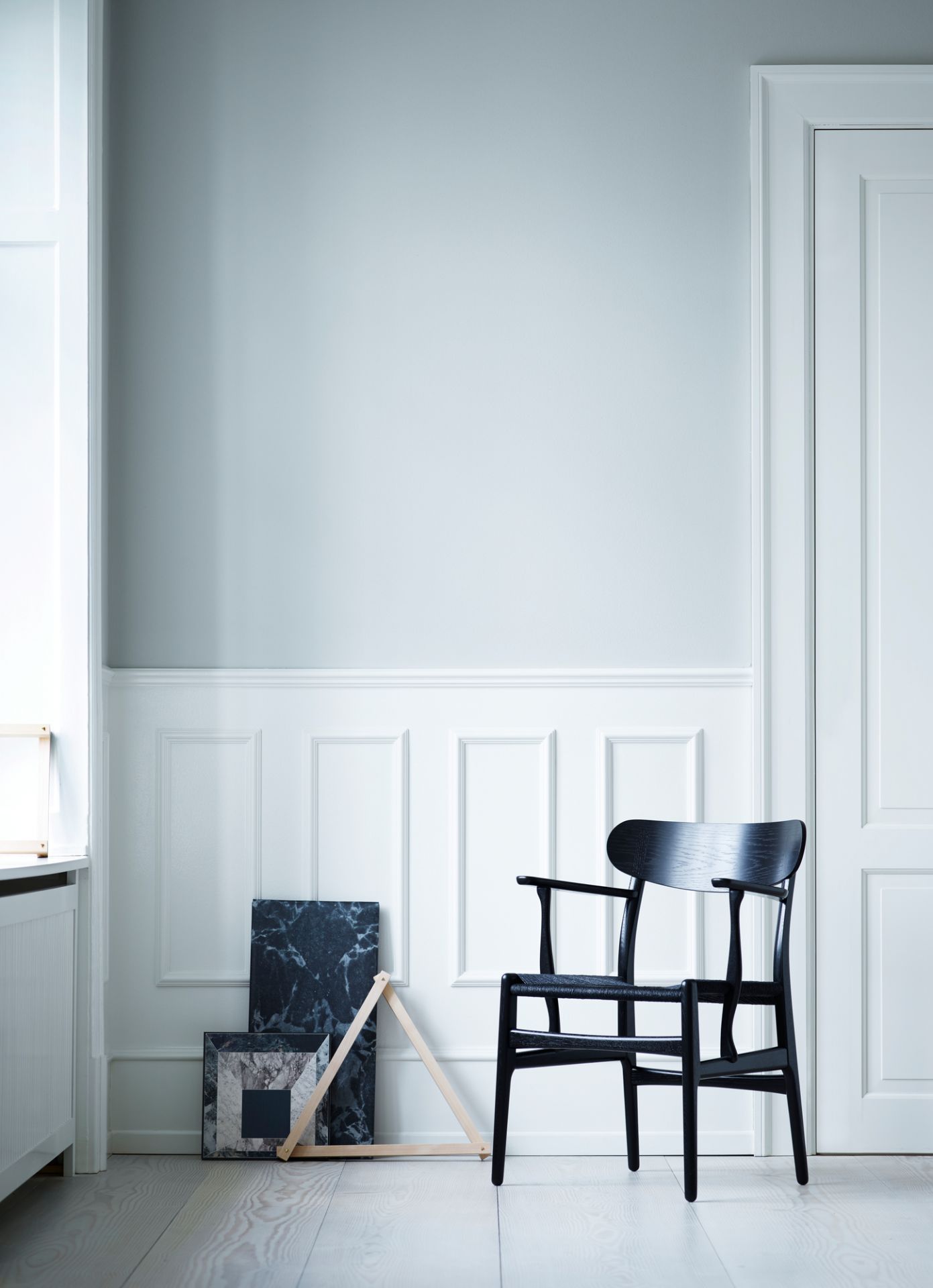 Schwarzer CH26 Holzstuhl von Carl Hansen & Søn mit Naturgeflecht Sitzfläche. Designklassiker.