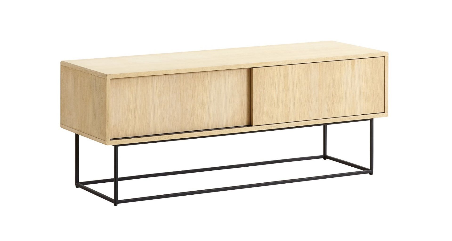 Niedriges Virka Sideboard von Woud in Eiche und Schwarz mit Schiebetüren und Metallgestell.