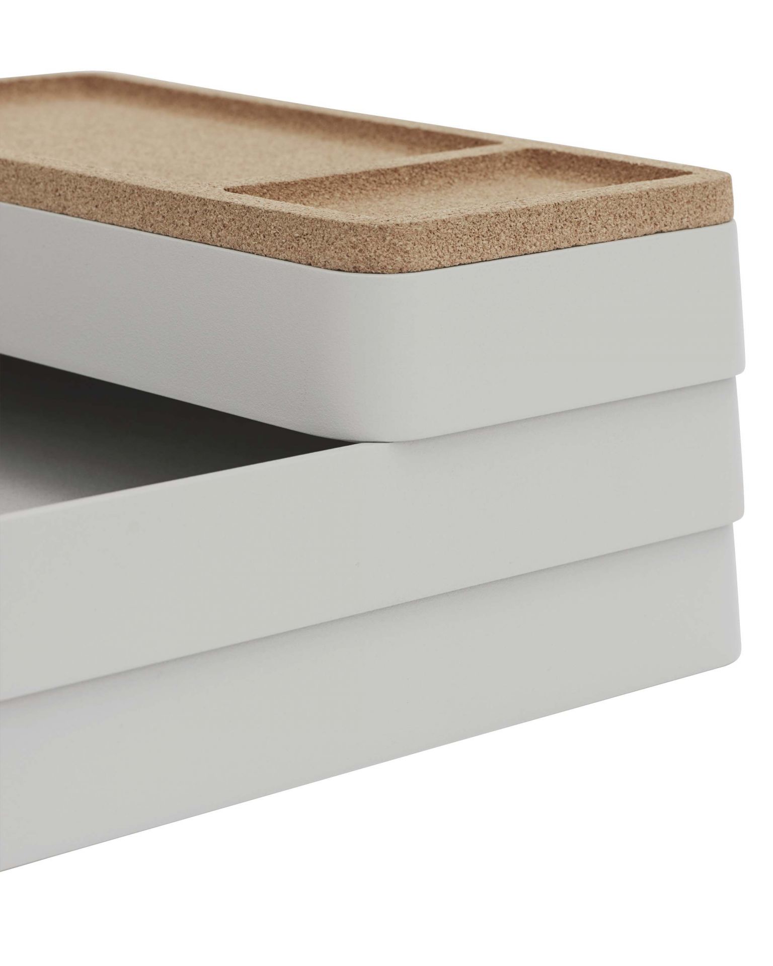 Muuto Arrange Desktop Serie Konfiguration 1: Detailansicht des modularen Schreibtisch-Organizers in Grau und Kork.