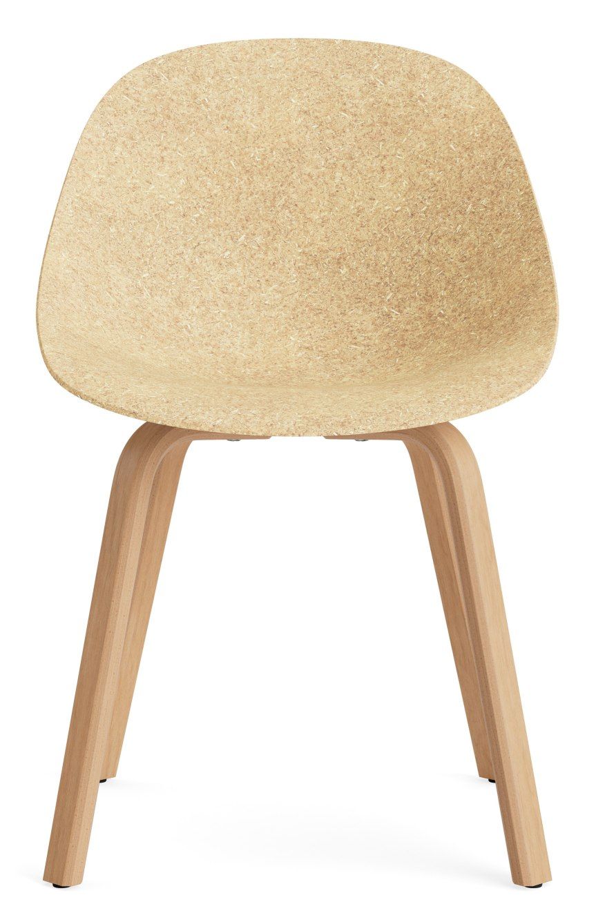 Normann Copenhagen Mat Chair Wood Stuhl mit Sitzfläche aus Holz und hellem Holzgestell.