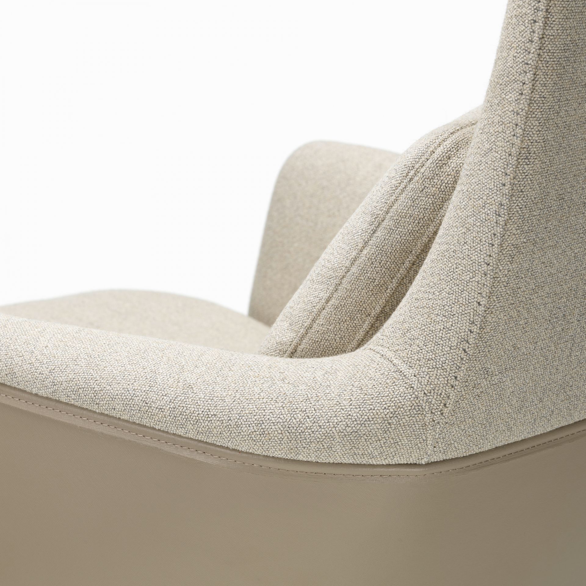Detailaufnahme des Vitra Grand Relax Sessels mit beigem Stoffbezug und Armlehne.