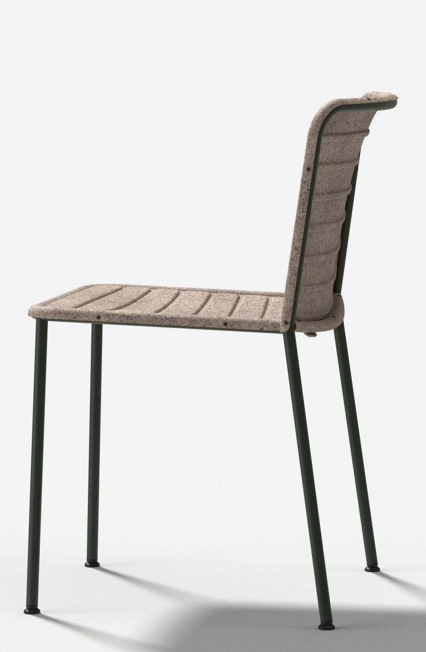 Flax Stacker Chair: Stapelbarer Design Stuhl aus Flachs mit schwarzem Metallgestell, Seitenansicht.