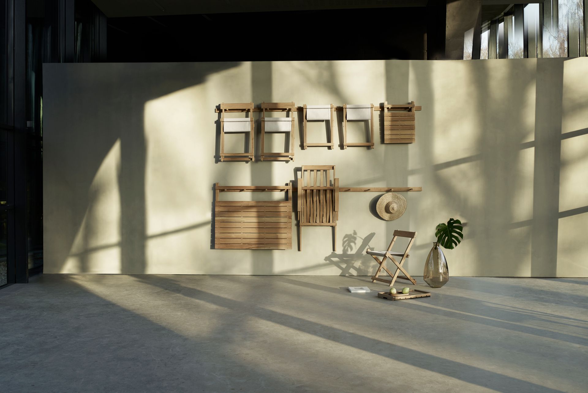 Borge Mogensen Outdoor Möbel: Klappstühle, Tisch und Tablett von Carl Hansen & Søn.