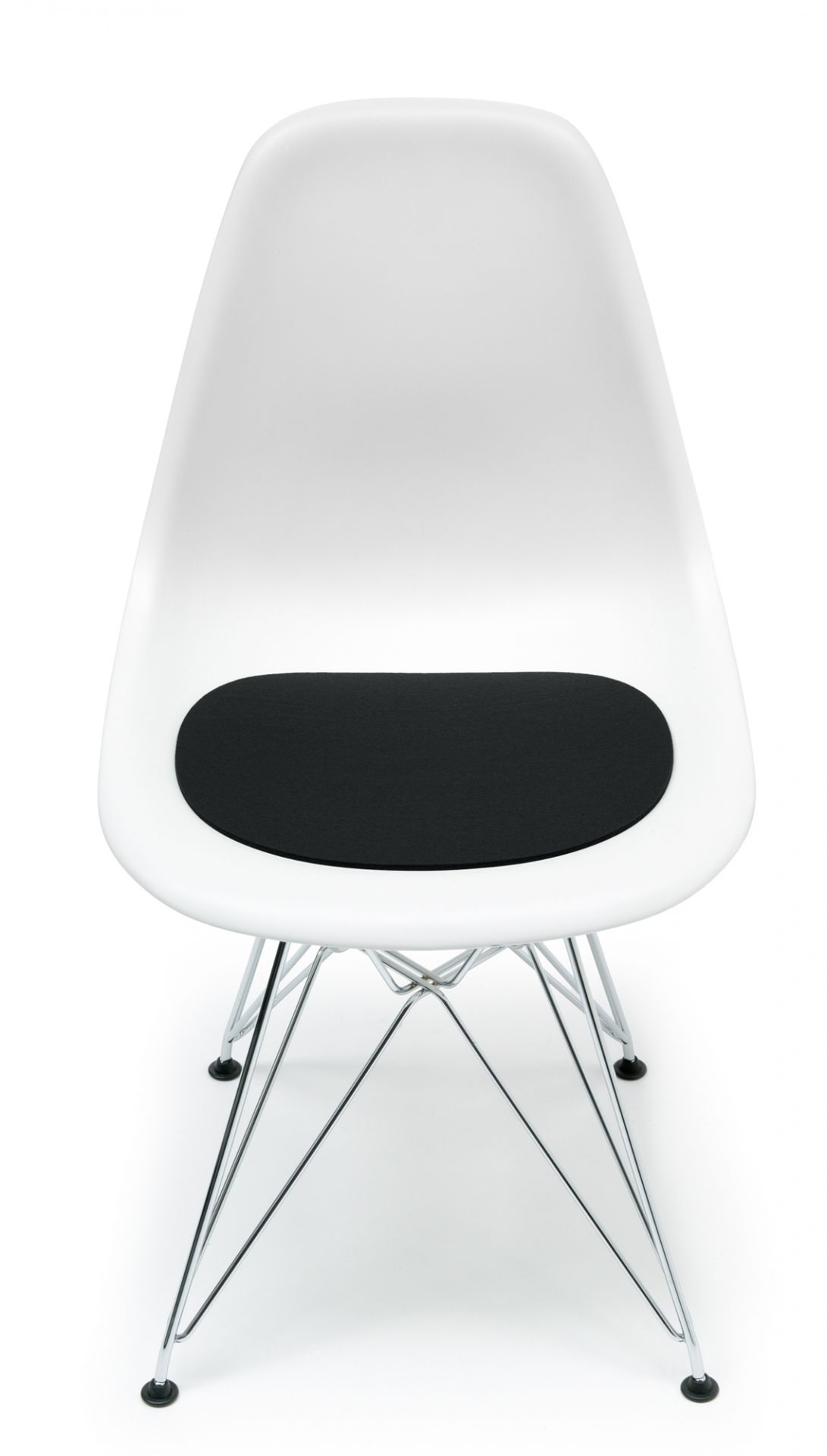 Weißer Eames Plastic Side Chair mit schwarzer Hey Sign Filz Sitzauflage für DSR/DSW Stühle.