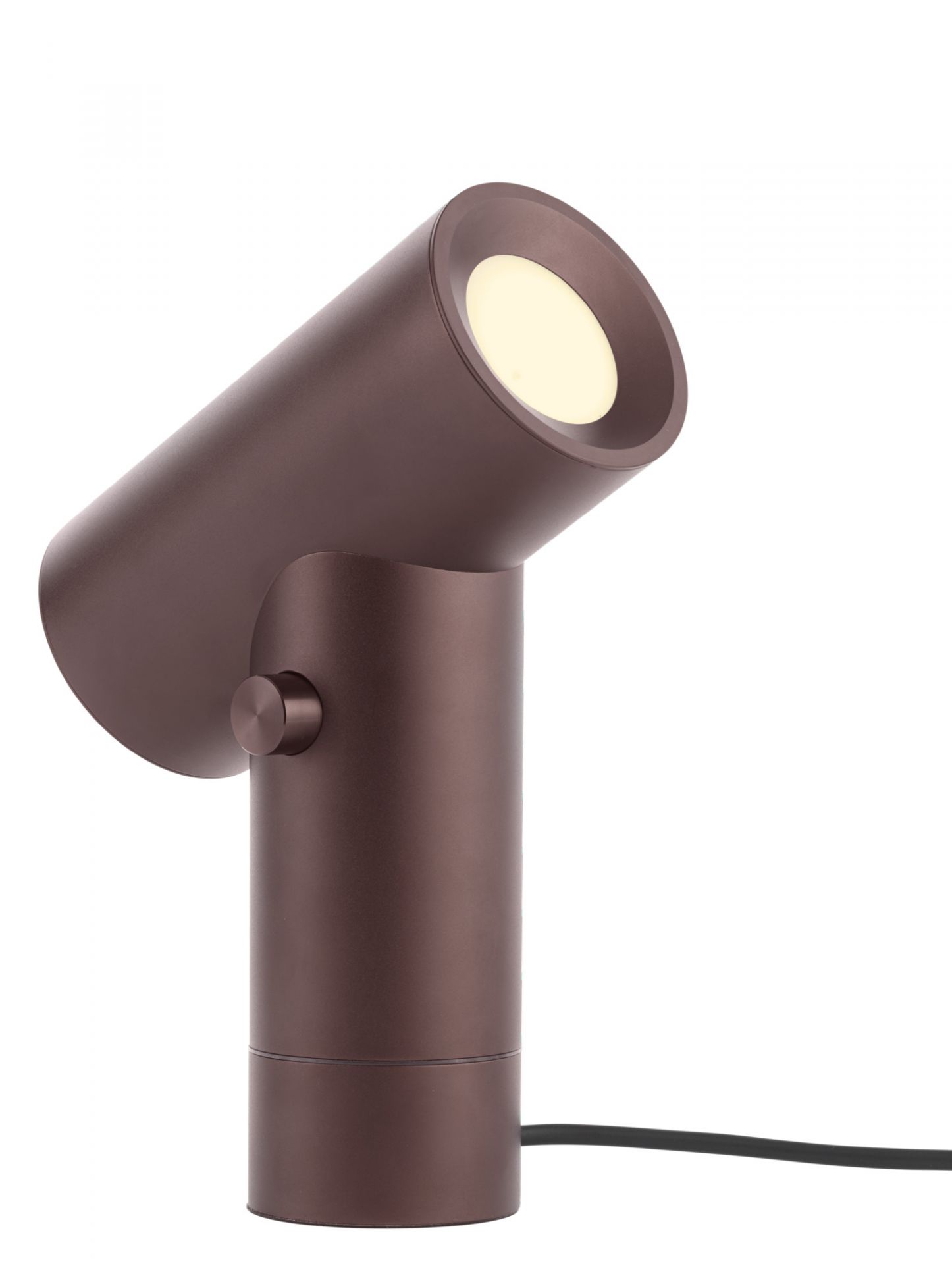 Nahaufnahme der modernen Beam Lamp Tischleuchte von Muuto aus braunem Aluminium.