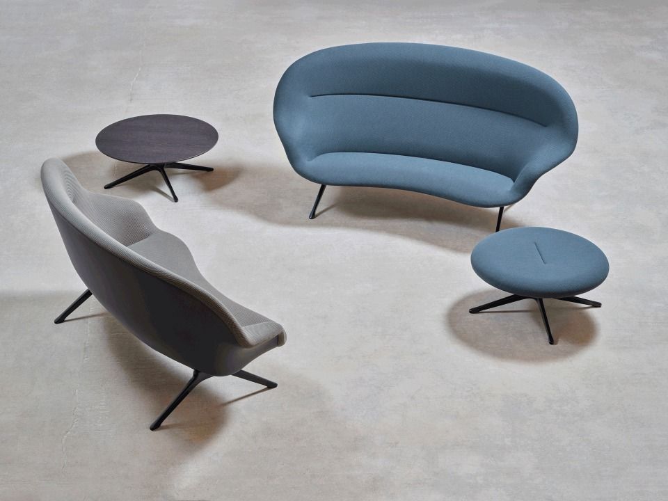 Abalon Platform Ottoman von Vitra, blauer Hocker mit schwarzem Fuß, passend zum Sofa.