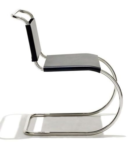 MR Freischwinger Stuhl von Knoll International ohne Armlehne, Stahlrohrgestell und schwarze Sitzfläche, Seitenansicht.